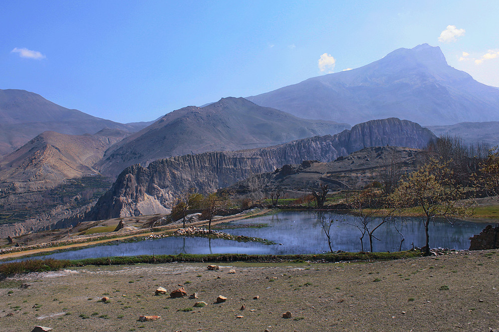 Фотографія Над гімалайщиною м'якесенько сонечко сходить, - до-о-о-о-бре тута весною перед отою кам'яною стіною / Юрій Максименко / photographers.ua