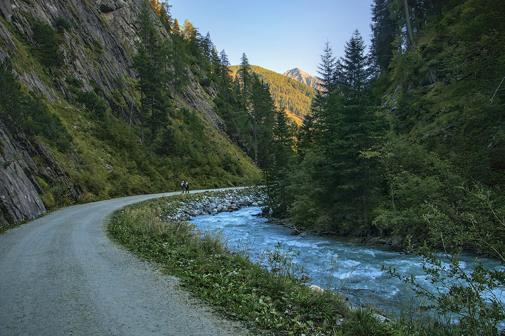 Фотографія Поміж горами із глибокої ущелини вниз і далі в гори дорога лежить і біжить. / Юрій Максименко / photographers.ua