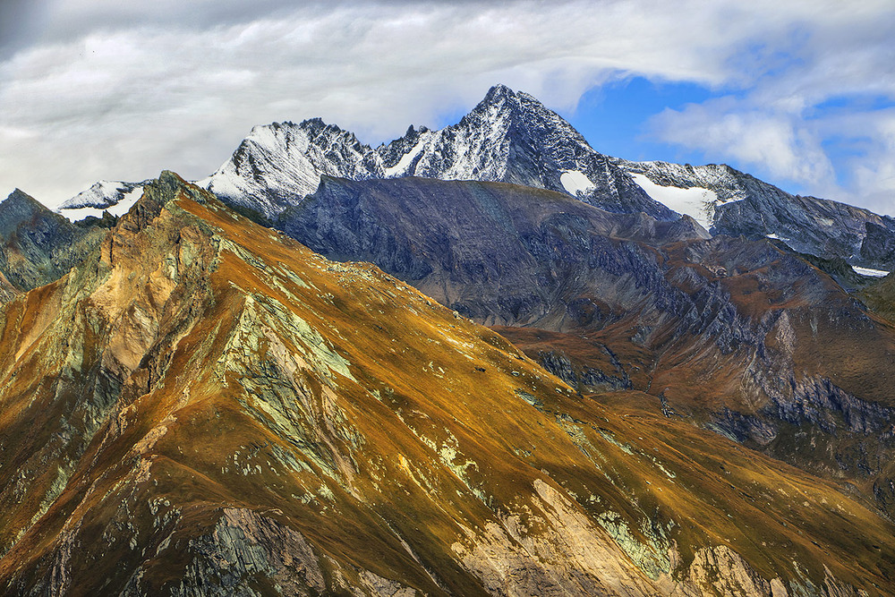 Фотографія Сонце заходить за хмари, гори темніють. / Юрій Максименко / photographers.ua