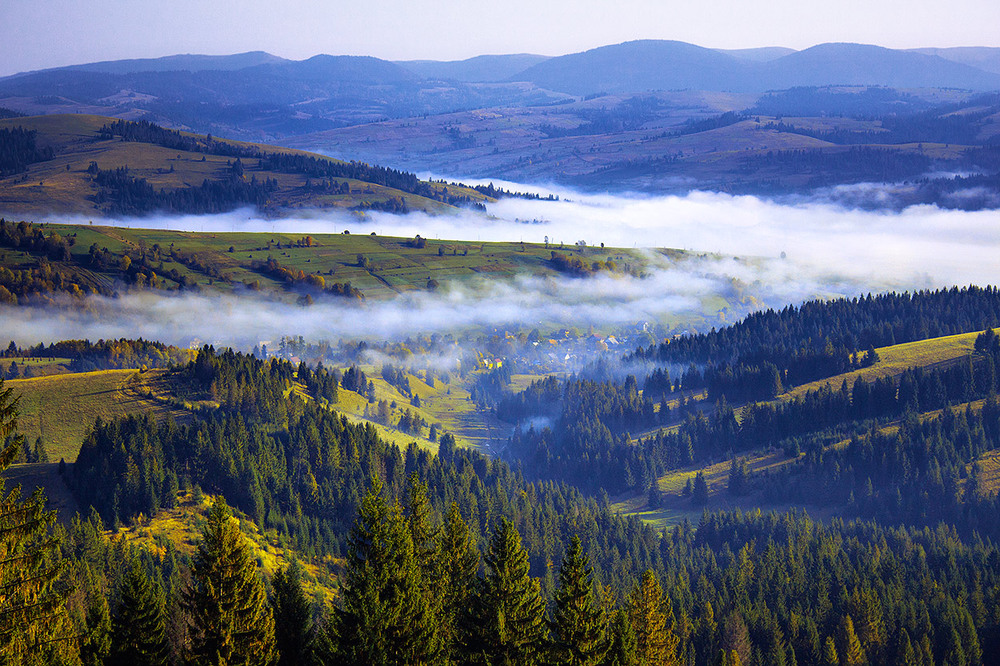 Фотографія Село під горою. Вранішній туман розступається. / Юрій Максименко / photographers.ua