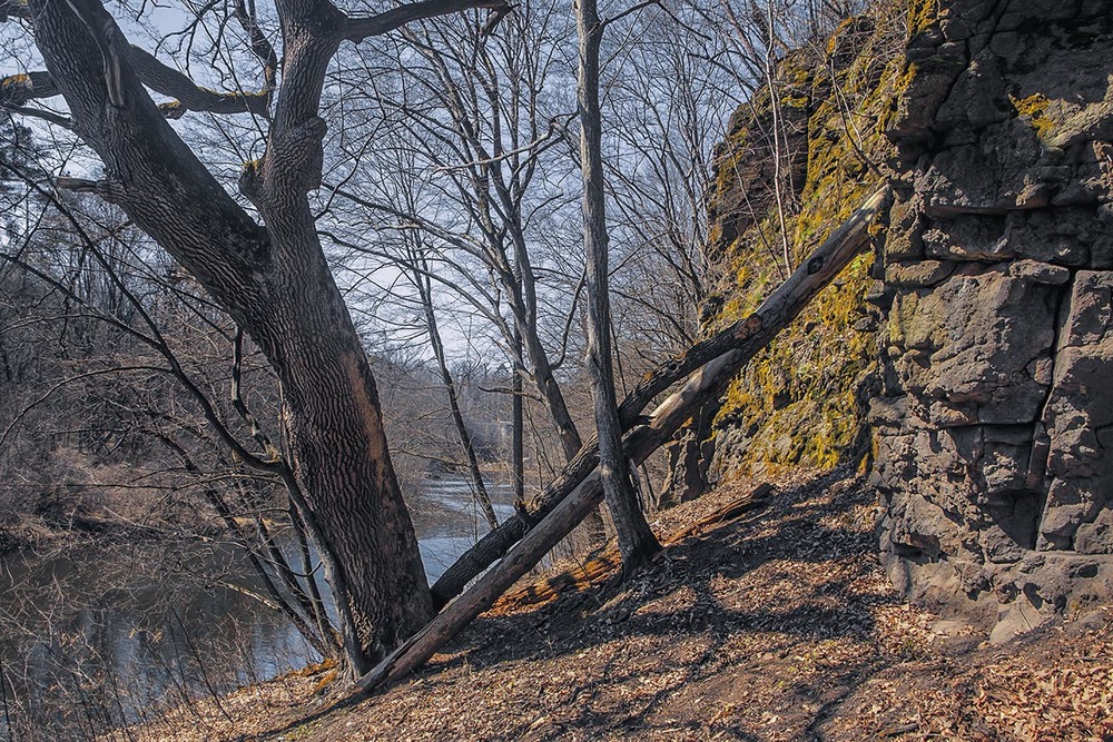 Фотографія Квітневий пейзаж над річкою під скелями до добра доведе! / Юрій Максименко / photographers.ua