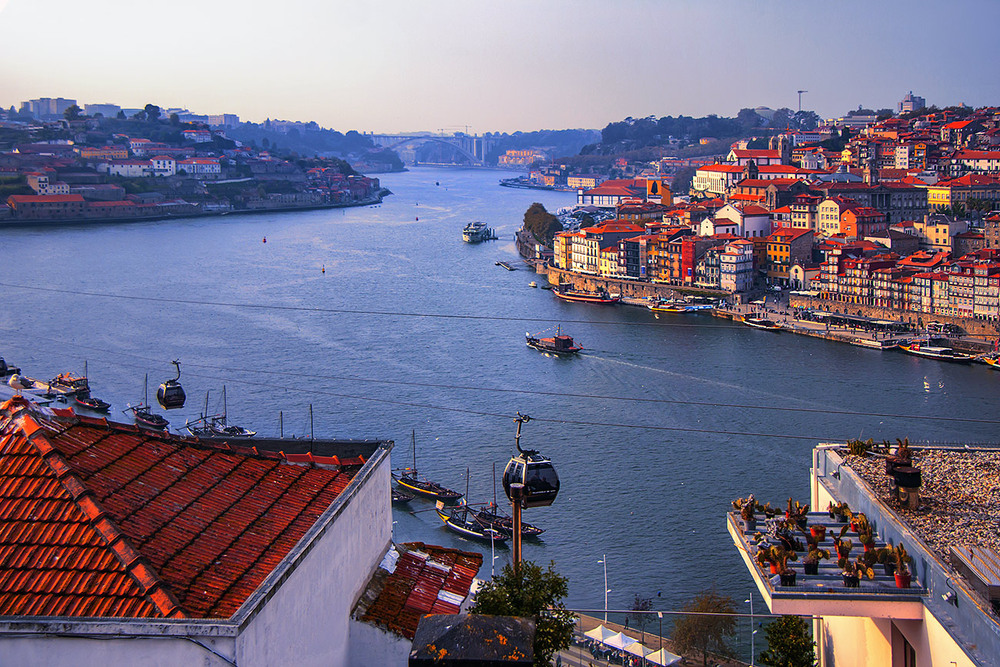 Фотографія Понад дахами червоними лине пісня ця. / Юрій Максименко / photographers.ua