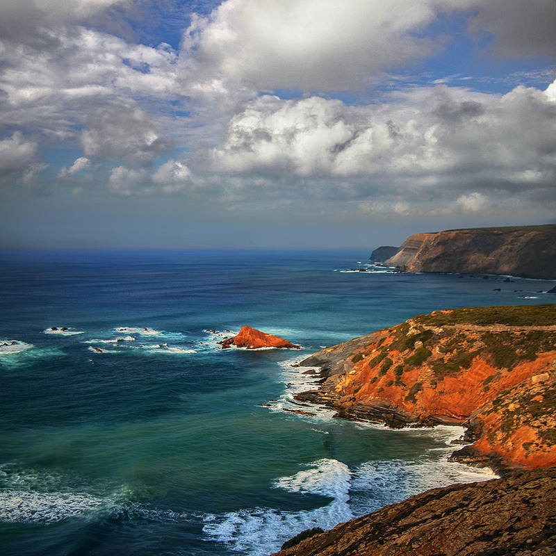 Фотографія Сонечко виглянуло у віконечко і зиркнуло пильно на червоні камені, блакитну воду і білу піну. / Юрій Максименко / photographers.ua