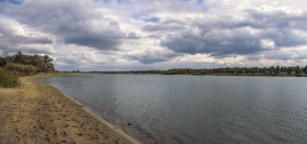 Фотографія На річці Тетерів: вода майже стоїть, лише брижі від вітру. Хмарно з проясненням. / Юрій Максименко / photographers.ua