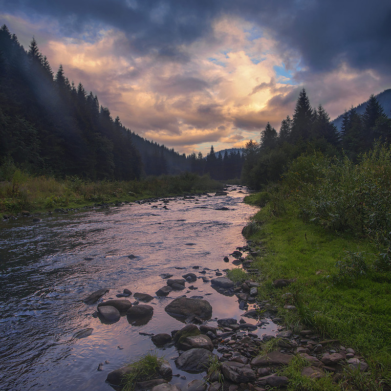 Фотографія Тумани розступаються, хмари розповзаються, над карпаттям сонце сходить, у хмарах, у воді ворушиться / Юрій Максименко / photographers.ua