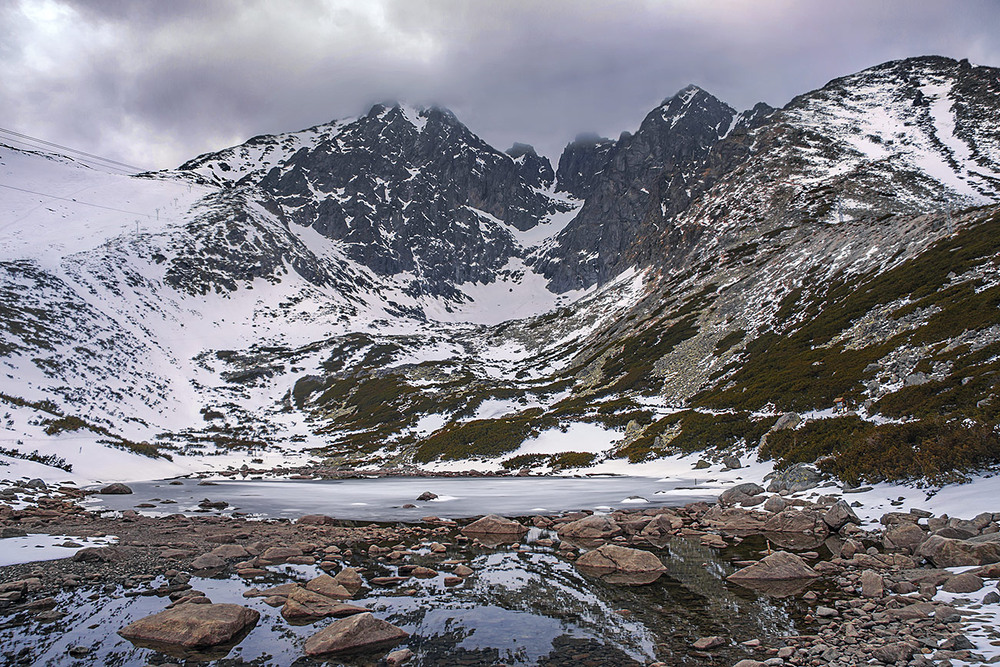 Фотографія Весна прителіпалася в Татри (початок травня), сонце пробиваться до стомлених снігів крізь хмари. / Юрій Максименко / photographers.ua