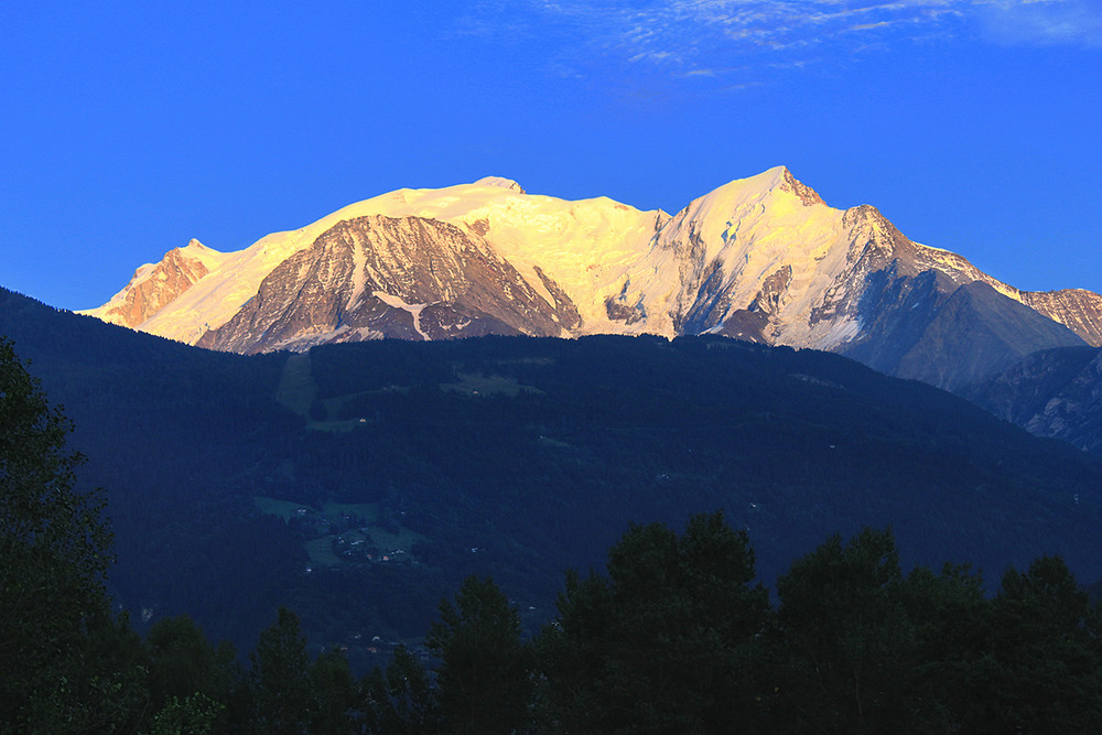 Фотографія Сонце заходить, небо синіє, гори золотіють і світяться. / Юрій Максименко / photographers.ua