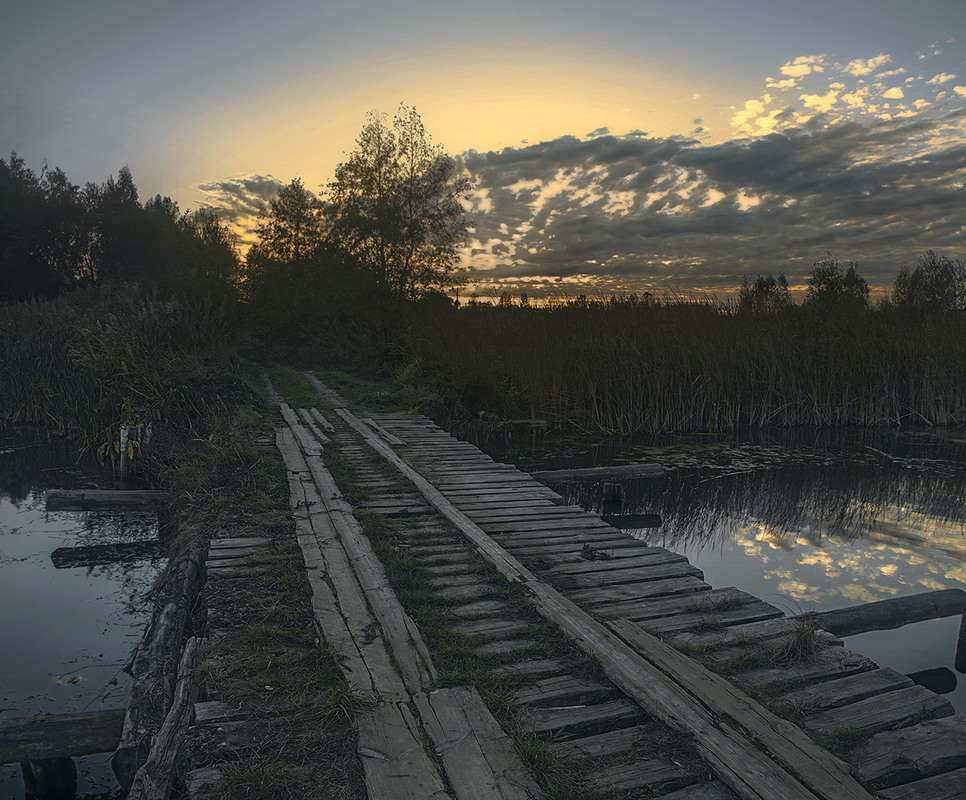 Фотографія Летять ніби чайки і дні, і ночі - по містку по вичовганих дошках, - в синю даль. / Юрій Максименко / photographers.ua