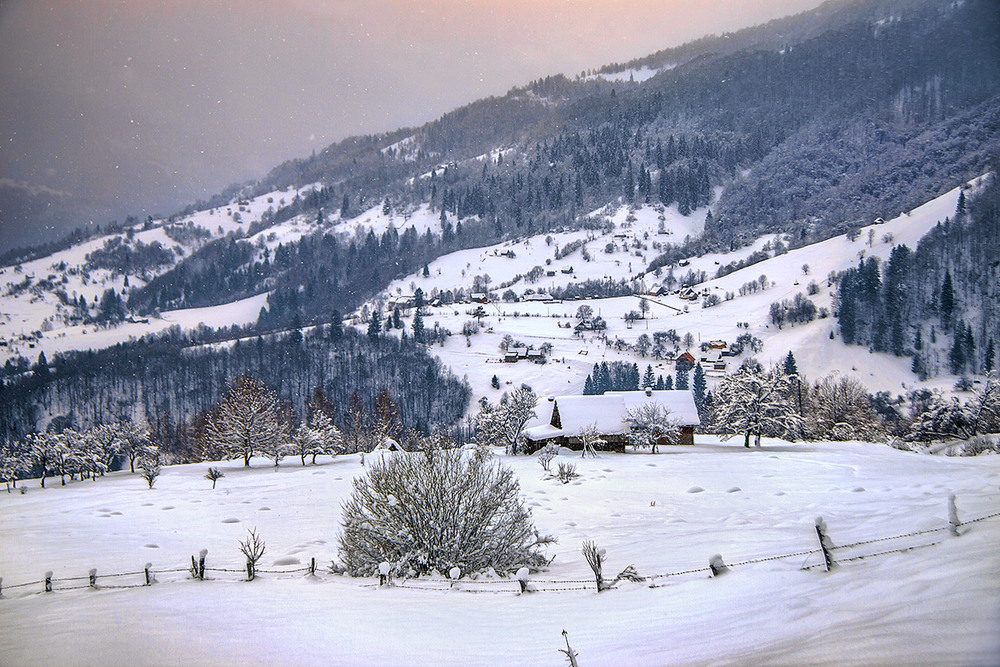 Фотографія Село під горою: хмара висить над головою, з неї трусить сніжок, сонце десь за хмарою. З прийдешнім! / Юрій Максименко / photographers.ua