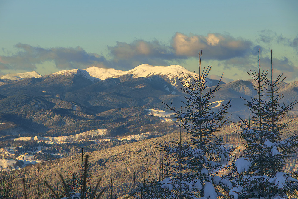 Фотографія Сонце заходить, гори й хмари то темніють, то - пломеніють. / Юрій Максименко / photographers.ua