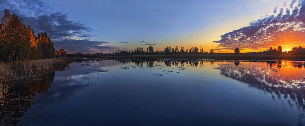 Фотографія Плесо: спокій панує між берегами, між ніччю й днем, небом і землею. А хмари полюють одні на одних. / Юрій Максименко / photographers.ua