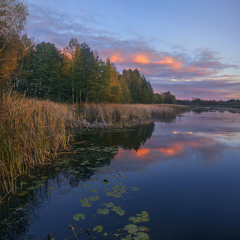 Фотографія Темна нічка річку вкрила. А небо ще палахкотить. / Юрій Максименко / photographers.ua