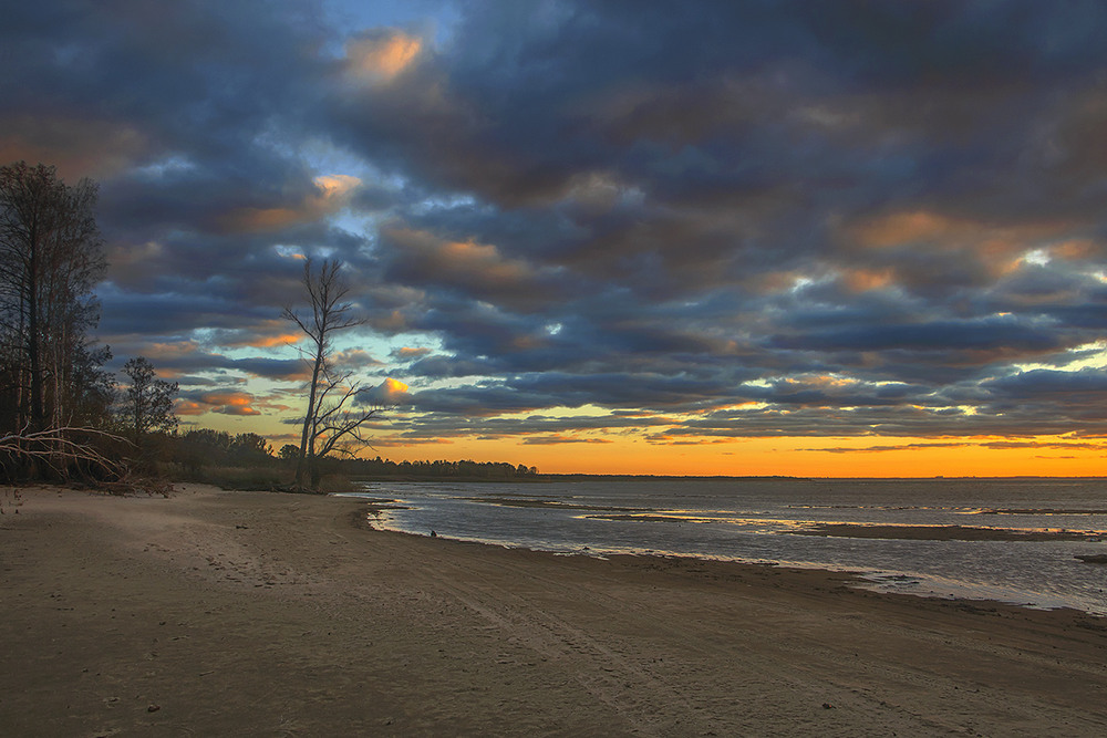 Фотографія Великий дніпровський став проти ночі вкрився грубими хмарами й неспокоєм. / Юрій Максименко / photographers.ua
