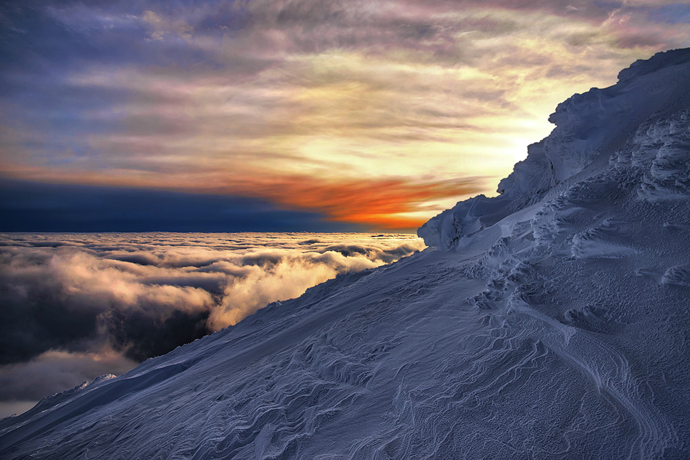 Фотографія Сонце заходить, гори, сніги темніють наверху Петроса, а хмари – скрозь: зверху й знизу. / Юрій Максименко / photographers.ua