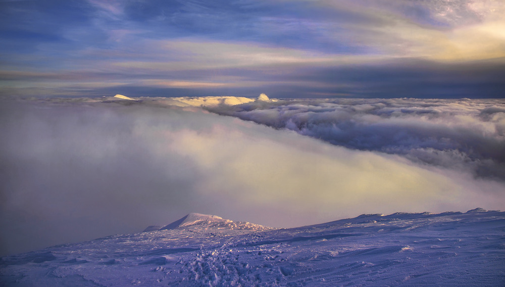 Фотографія Морозний вечір на горі Петрос добігає кінця мижи хмарами (згадалось знову). / Юрій Максименко / photographers.ua