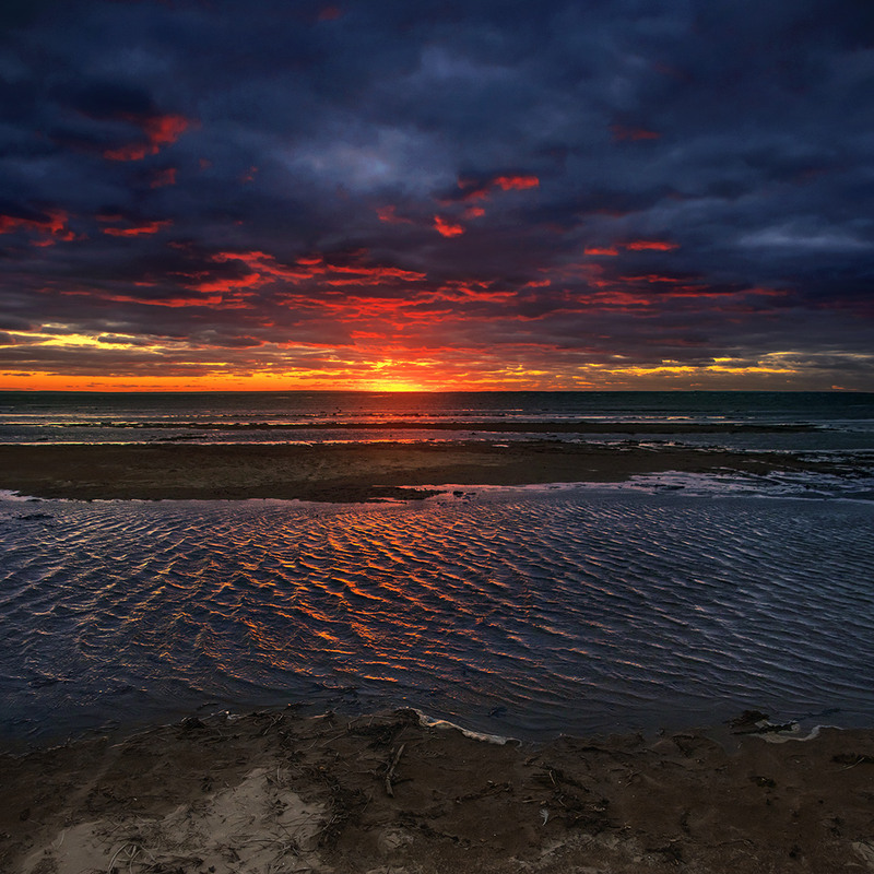 Фотографія Темна нічка воду у вітряних брижах вкрила. А на небі - ще заграва відбивається від дна хмар. / Юрій Максименко / photographers.ua