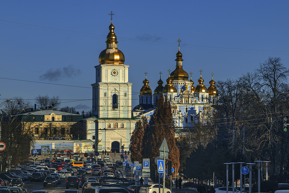 Фотографія – Пересуватися вулицями столиці стає важче й важче. – Чого ж це? – Болять мої ноги – ось чого це. / Юрій Максименко / photographers.ua