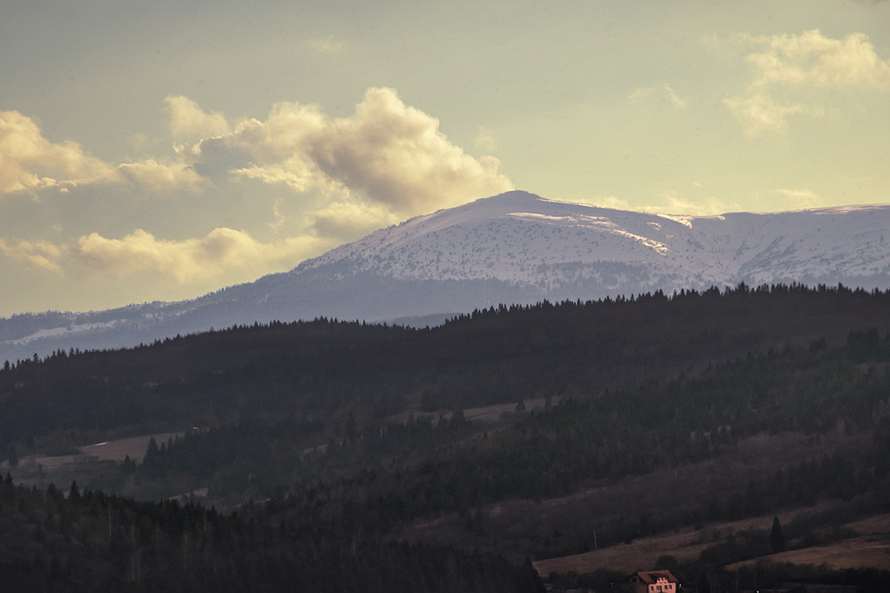 Фотографія На делекому небокраї загорівся вечір, а внизу пролягла межа між весною й зимою. / Юрій Максименко / photographers.ua