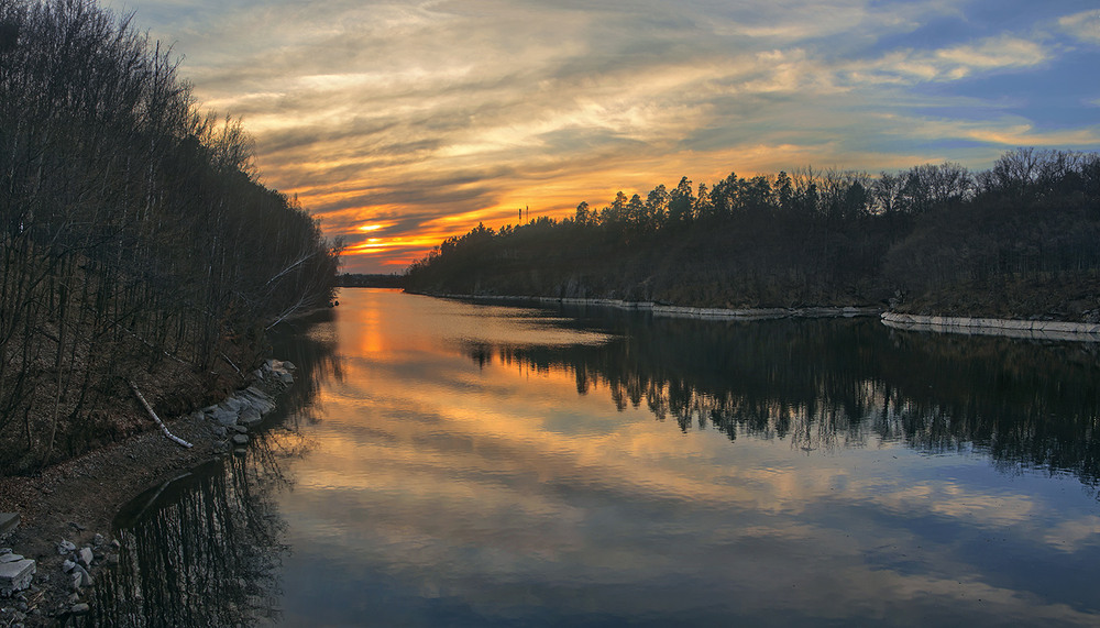 Фотографія Весна іде - красу несе, і тій красі - радіє все. А оце-о - шлях просто до сонця по воді. / Юрій Максименко / photographers.ua