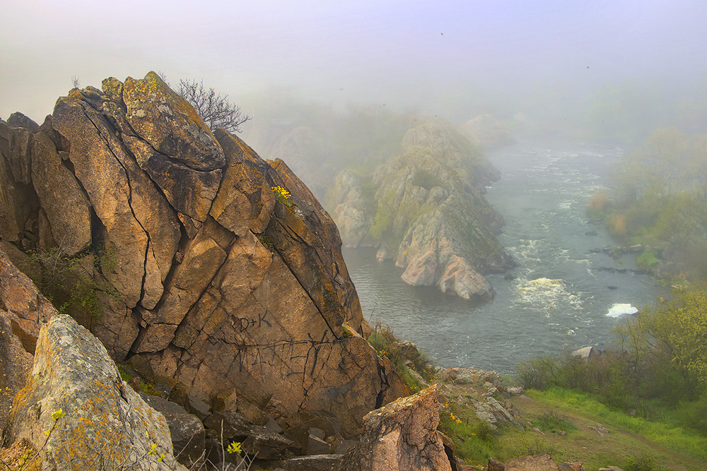 Фотографія У тумані на світанні каміння мокре, слизьке, холооо-о-о-оодне. Весна іде - туман несе. / Юрій Максименко / photographers.ua