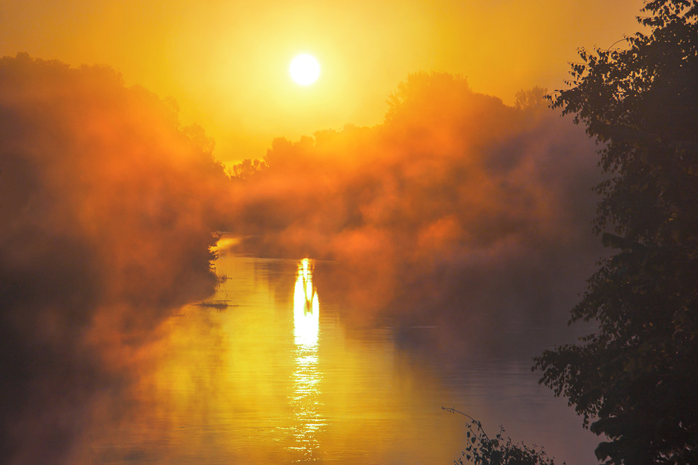 Фотографія Туман розступився і по воді попливло розплавлене сонце. / Юрій Максименко / photographers.ua