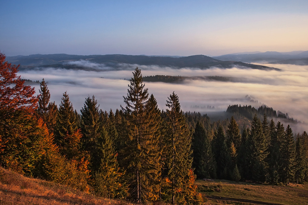 Фотографія Розливається ранок мижи горами у жовтні, - і добре. / Юрій Максименко / photographers.ua