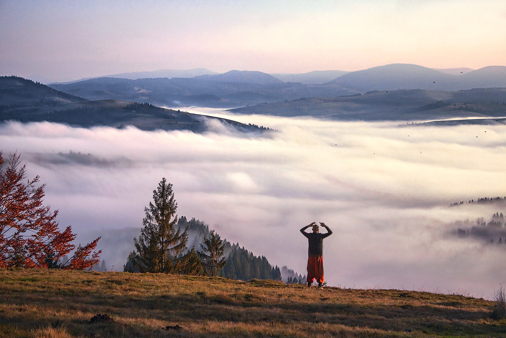 Фотографія Хмари туманні прибігли зранку, осінь прийшла, люди радіють - життя минає над хмарами. / Юрій Максименко / photographers.ua