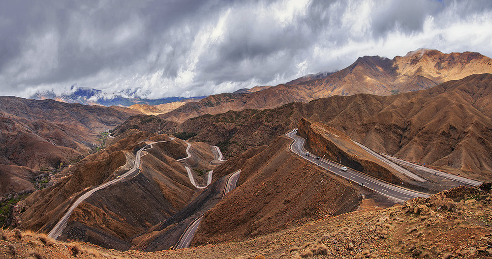 Фотографія Волохаті хмари за гори чіпляються, краплями розкидаються, а люде дієві - за дороги, інакше - ніяк. / Юрій Максименко / photographers.ua