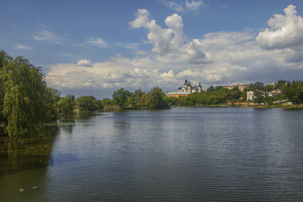 Фотографія Білі хмарки як прилетіли, так і полетять собі далі. А пошук нескінченного триватиме та й триватиме. / Юрій Максименко / photographers.ua