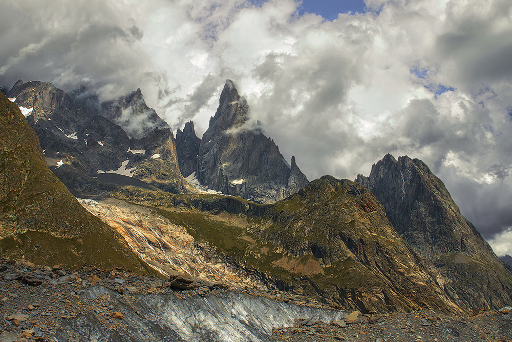 Фотографія Крізь розбурхане вогке й волохате море сонце поглядає на камені, урвища й льдовики. / Юрій Максименко / photographers.ua