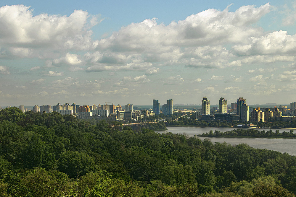 Фотографія Літо хмарнявисте прийшло на Звіринець, на лівобережжя. А воно розбудовується - аж цей гай гуде! / Юрій Максименко / photographers.ua
