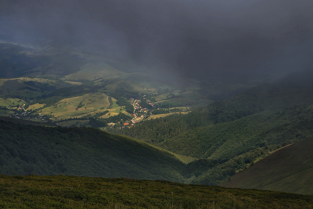 Фотографія Хмари ходять-походжають, хмари села затуляють, - від сонця і людських очей. / Юрій Максименко / photographers.ua