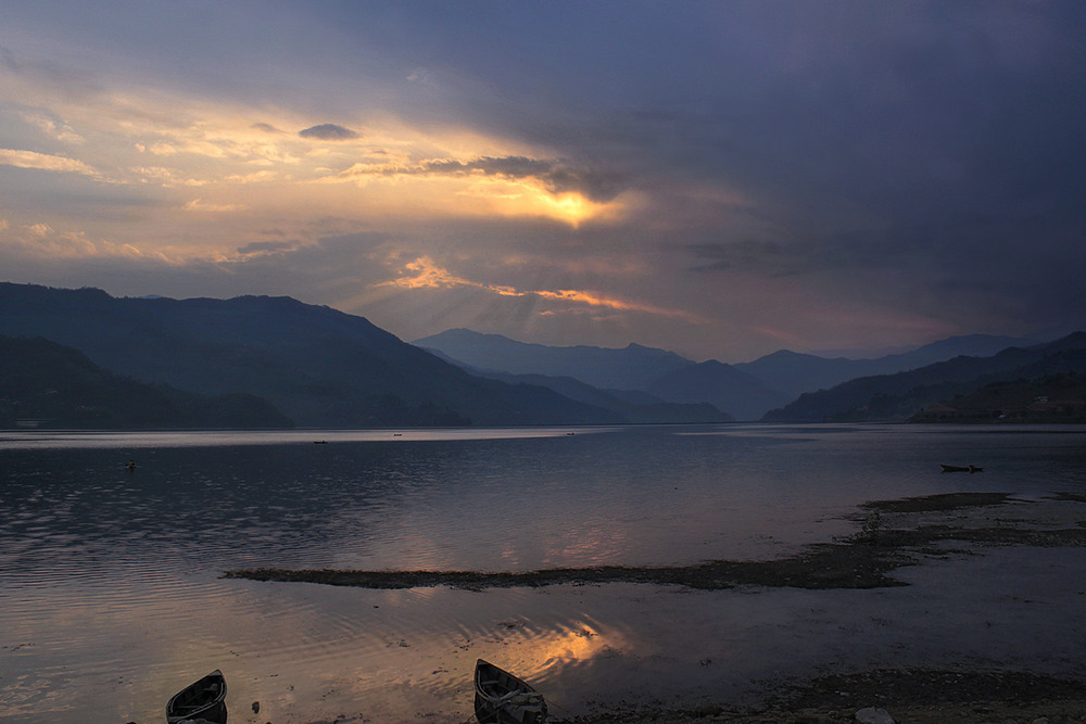Фотографія Так, над озером Пхева зміни настають повільно, але невідворотньо. / Юрій Максименко / photographers.ua