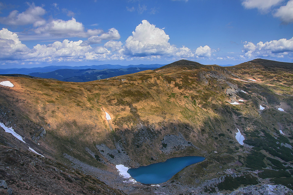Фотографія Під Чорногорою, між горами причаїлося високогірне озеро Бребенескул. / Юрій Максименко / photographers.ua