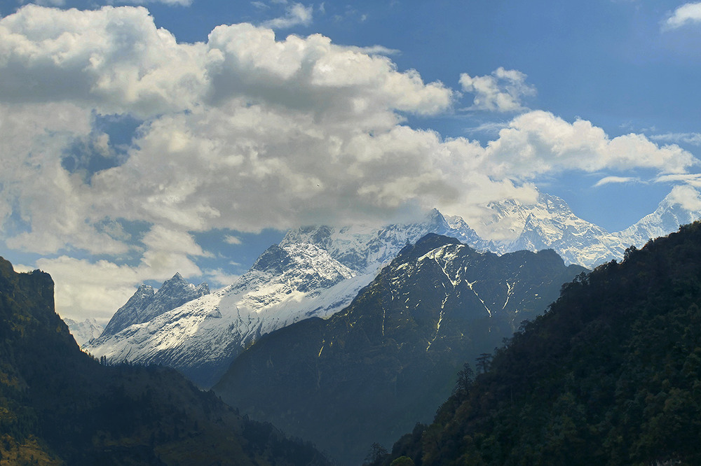 Фотографія Перше побачення із засніженими захмареними вершинами завжди викликає несподіваний подив замилування / Юрій Максименко / photographers.ua