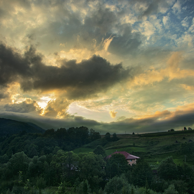 Фотографія Після тривалого дощу сонце проти ночі пильно глипнуло на скуйовджені патлаті хмари і засміялося. / Юрій Максименко / photographers.ua