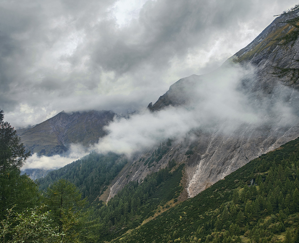 Фотографія Хмарнота оповиває, липне до скель, висипає із себе  колючі краплинки, і - манить кудись за собою. / Юрій Максименко / photographers.ua