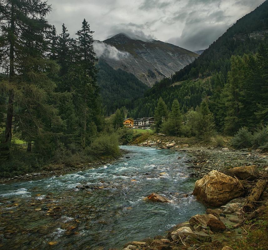 Фотографія Тече річка невеличка з вишневого са-а-ду проти ночі після дощу. / Юрій Максименко / photographers.ua