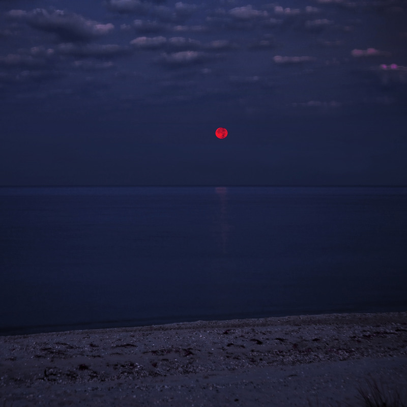 Фотографія О – а це що? Це –місяць, що сідає, освітлений сонцем, що сходить десь за спиною під горизонтом / Юрій Максименко / photographers.ua
