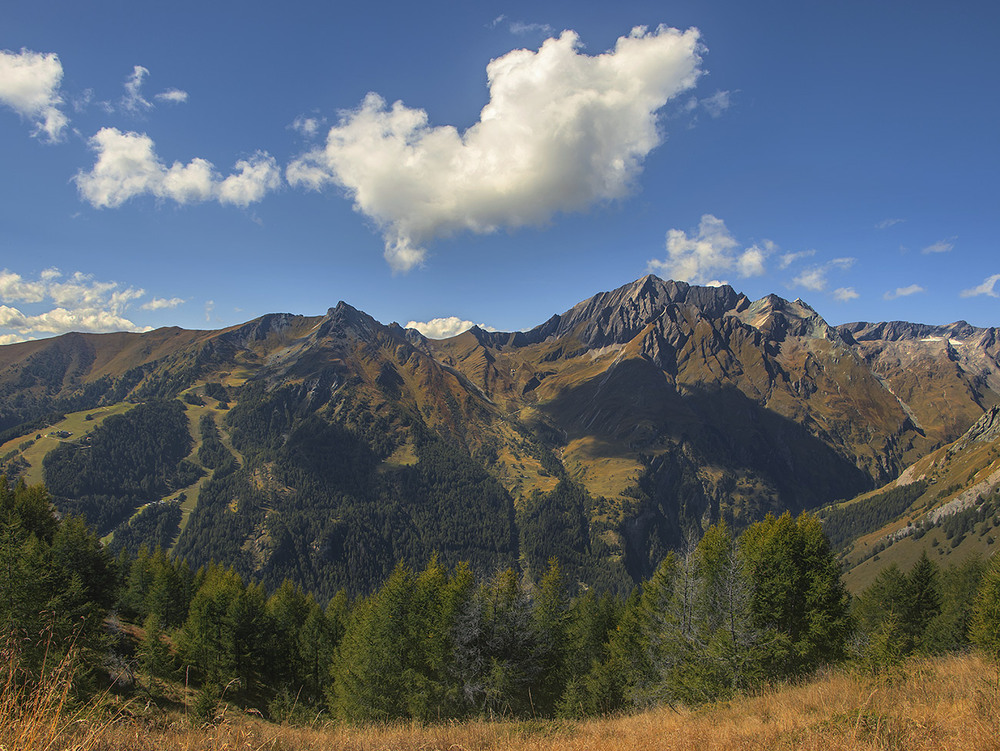 Фотографія Біла хмарка прилетіла, завмерла над горами, а потім я від неї відвернувся, та й пішов собі далі. / Юрій Максименко / photographers.ua