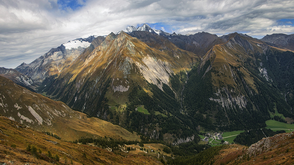 Фотографія Хмари поступово обступили гори і доли, далекі й близькі, лише сонце приємно блимає крізь них. / Юрій Максименко / photographers.ua