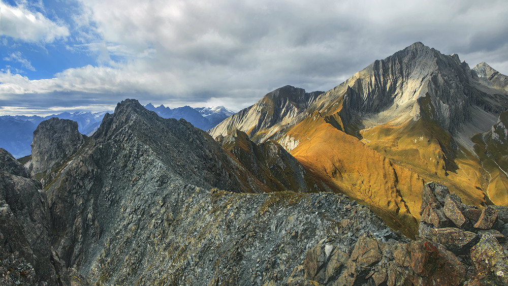 Фотографія Сонце заходить, гори темніють. А думки - світлішають. / Юрій Максименко / photographers.ua
