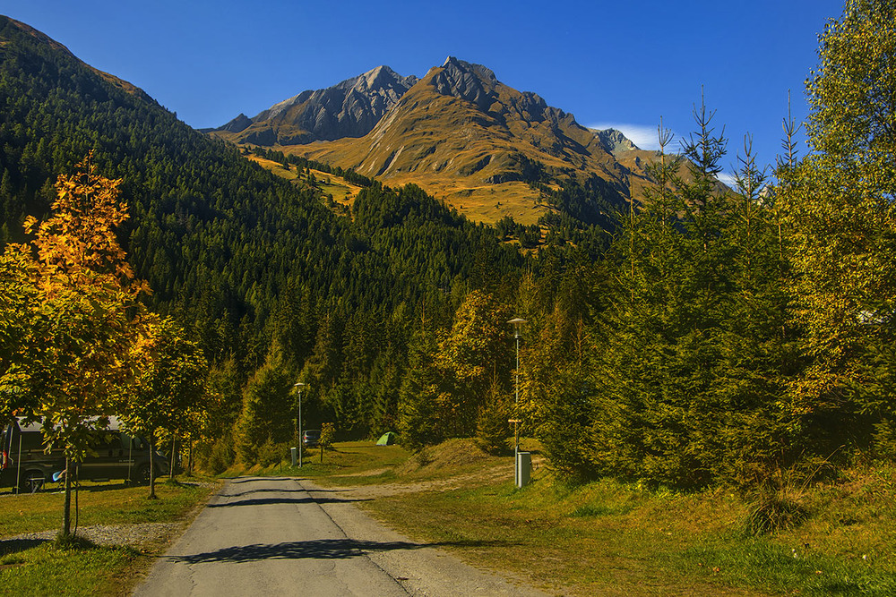Фотографія І біжить тонкою стрічков дорога до твого села,- трета хата від моста, моя адреса дуже проста. / Юрій Максименко / photographers.ua