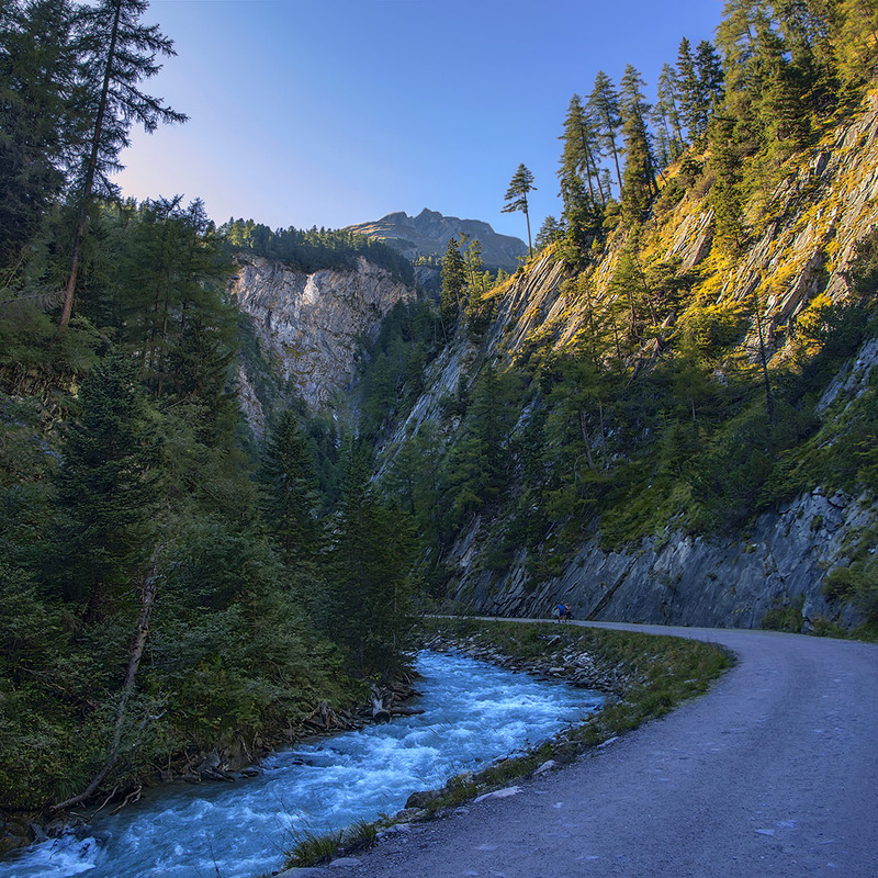 Фотографія Вузесенькою ущелиною кудись вона біжить проти ночі. А люди ходять-походжають. / Юрій Максименко / photographers.ua