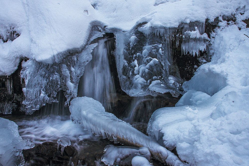 Фотографія Вода біжить, сніг лежить, крига дрижить. / Юрій Максименко / photographers.ua
