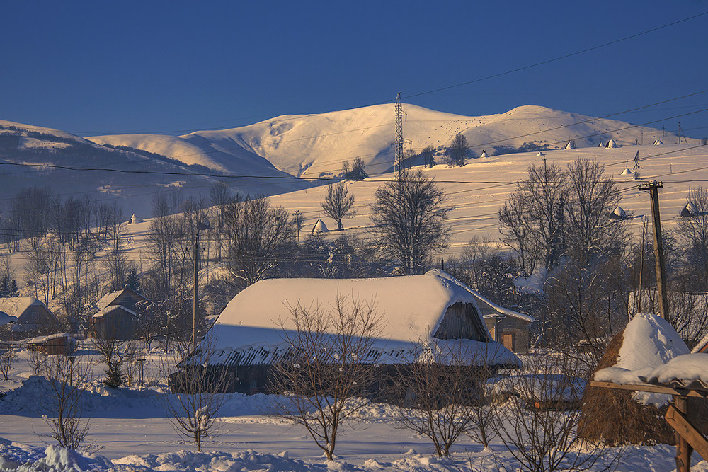 Фотографія Сонце зводиться потихе-е-е-есеньку над селом, хатами, снігами і над всім карпаттям / Юрій Максименко / photographers.ua