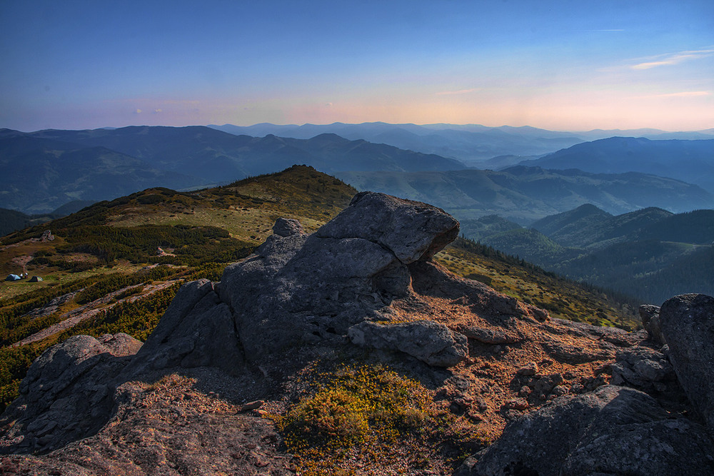 Фотографія Світає, край неба палає. А там десь за горами, де сонечко сяє, там моя голубка з жалю завмирає. / Юрій Максименко / photographers.ua