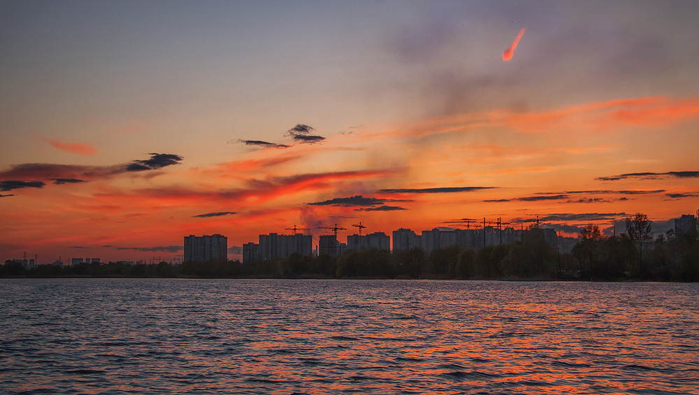 Фотографія Походеньки передмістям привела до місця соглядання диму й тривожного сонця під обрієм. / Юрій Максименко / photographers.ua