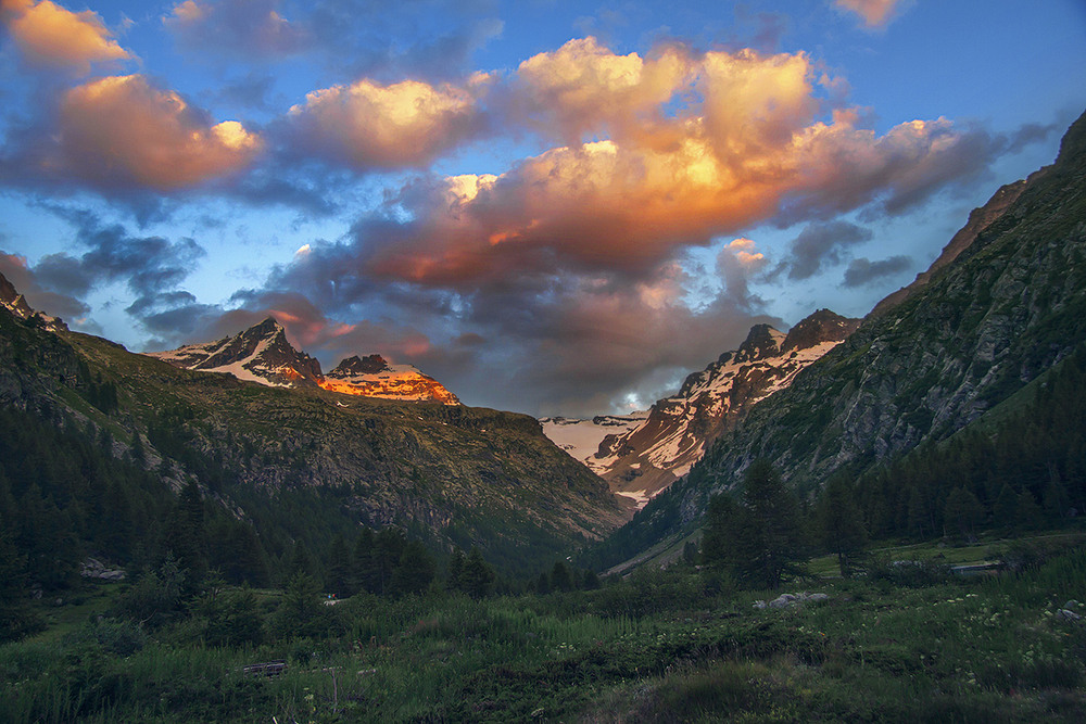 Фотографія Долина вперлася в осяяні і мокрі після дощу гори під палахкотливими на заході сонця хмарами. / Юрій Максименко / photographers.ua