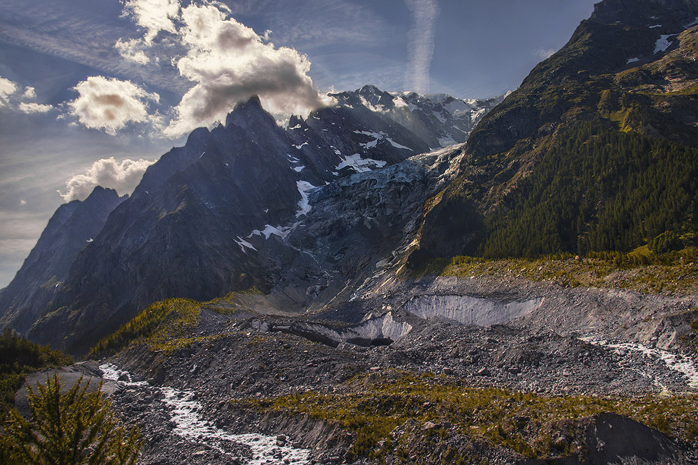 Фотографія Сонце заховалося увечері за далекі гори, за сліпучі хмари. / Юрій Максименко / photographers.ua